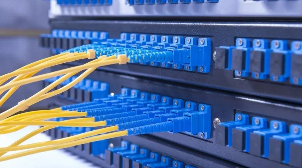 Rede de fibra óptica de alta capacidade representando o backbone da internet entre cidades e provedores