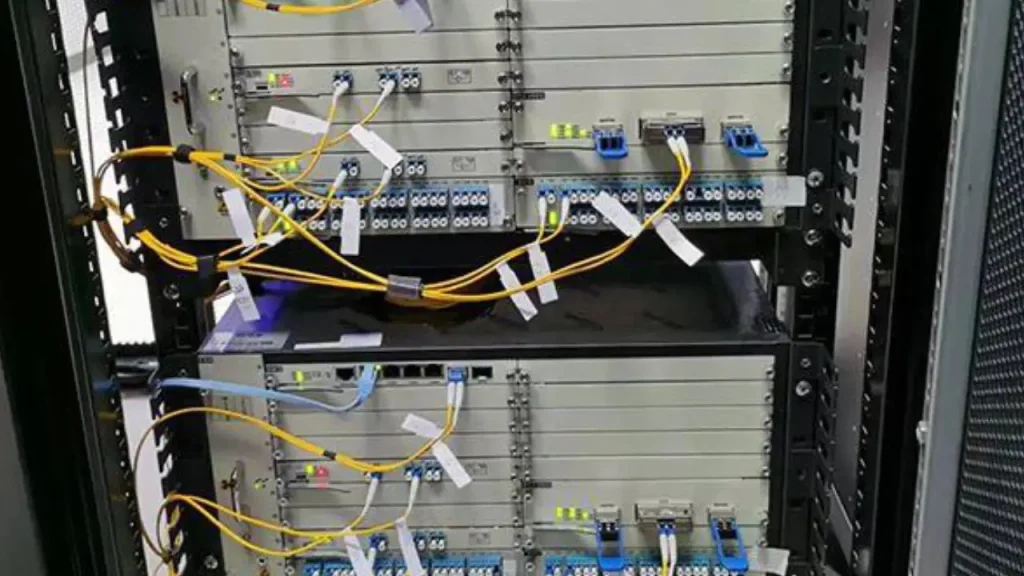 Equipamentos DWDM instalados em rack de rede óptica de alta capacidade
